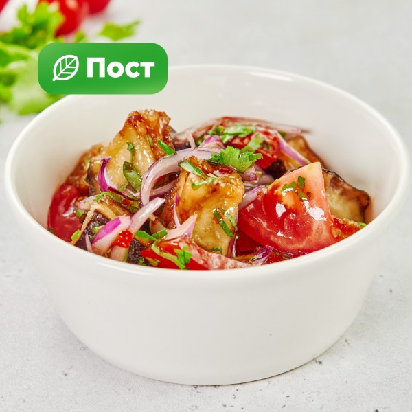 Салат из баклажанов фри со сладким соусом чили