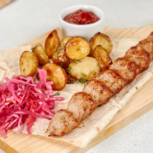 Люля из курицы с картофелем беби и капустой по-Грузински упак.Д Люля из курицы с картофелем беби и капустой по-Грузински упак.Д