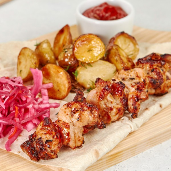 Шашлык из курицы с картофелем беби и капустой по-Грузински упак. Д Шашлык из курицы с картофелем беби и капустой по-Грузински упак. Д