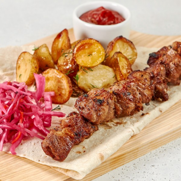 Шашлык из свиной шеи с картофелем беби и капустой по-Грузински упак. Д Шашлык из свиной шеи с картофелем беби и капустой по-Грузински упак. Д