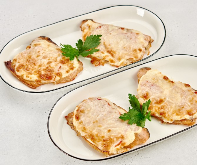 Горбуша с томатами под сыром на четверых