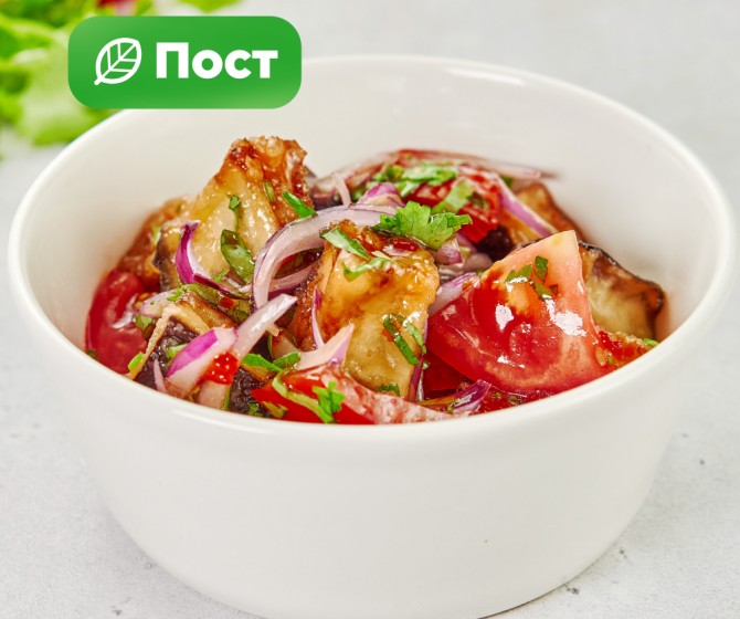 Салат из баклажанов фри со сладким соусом чили